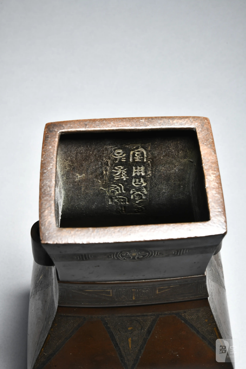 清 铜错银贯耳方壶 - 图3
